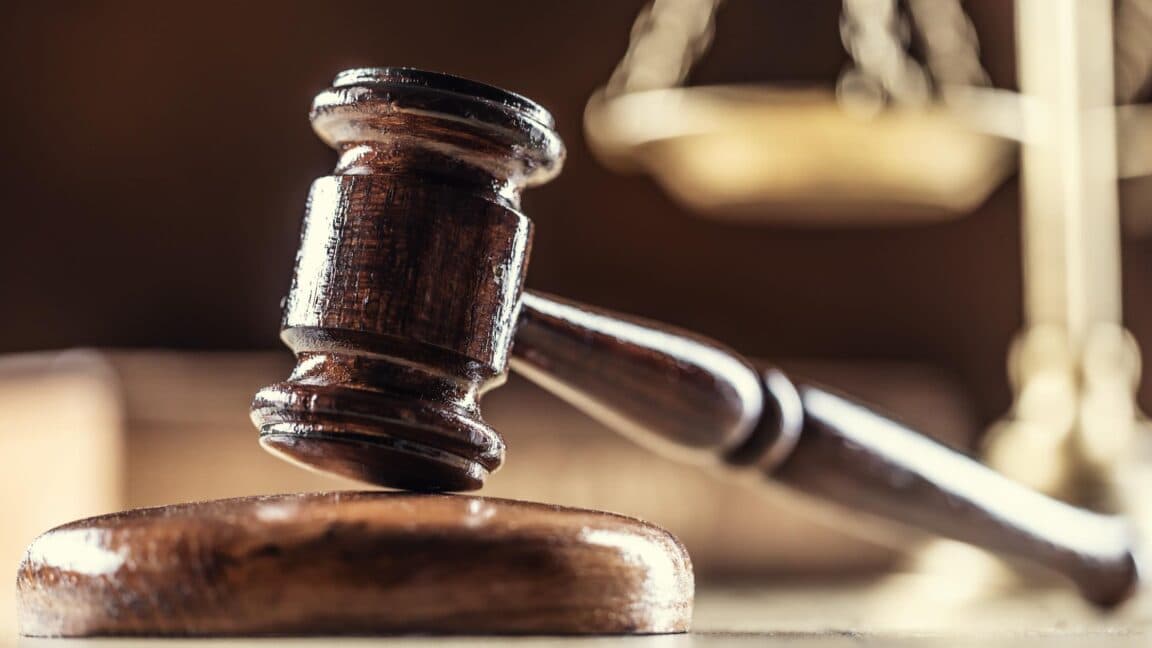 Freno Judicial al Gigante Televisivo: Nexstar y Tegna Detienen su Fusión por Exceder Límites de Propiedad